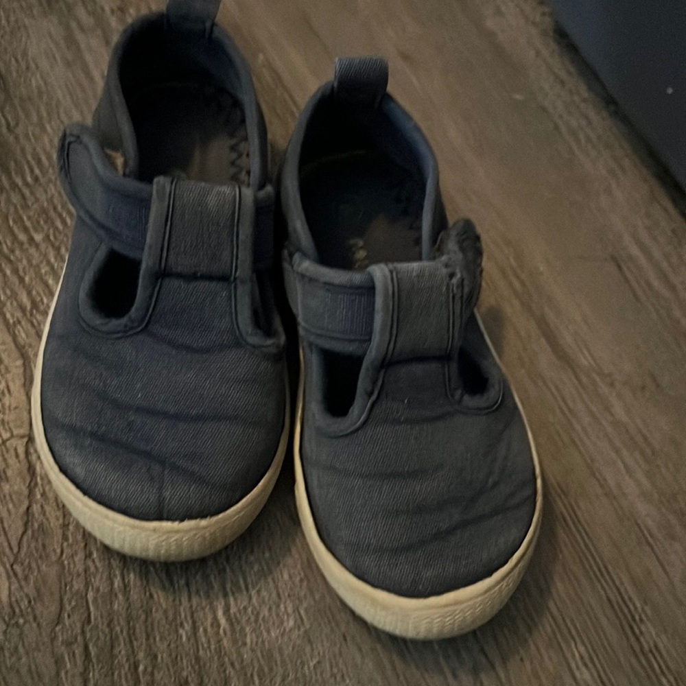 Size 8 navy Velcro shoes for kids